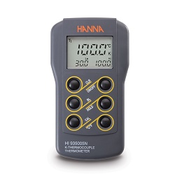 Το HI 935005N είναι ένα ψηφιακό, αδιάβροχο θερμόμετρο τύπου Κ. Διαθέτει κλίμακα από -50 έως 199,9 και 200 έως 1350 βαθμών κελσίου. Με την ειδική λειτουργία CAL που διαθέτει δίνει την δυνατότητα στον χρήστη να ρυθμίσει το θερμόμετρο σε ένα σημείο. Διαθέτει ευανάγνωστη φωτιζόμενη οθόνη για μετρήσεις ακόμα και στο σκοτάδι. Η μέγιστη και η ελάχιστη θερμοκρασία (MIN/MAX) αναγράφονται συνεχώς και εμφανίζονται στο κάτω μέρος της οθόνης.Το πλήκτρο HOLD επιτρέπει στον χρήστη να παγώσει τη μέτρηση στην οθόνη, ενώ ταυτόχρονα το όργανο συνεχίζει να καταγράφει τις υψηλές και χαμηλές τιμές μέτρησης. Προσφέρονται διαφορετικοί τύποι αισθητήρων θερμοκρασίας ειδικοί για μέτρηση αεριών,υγρών και ημιστερεών προϊόντων.